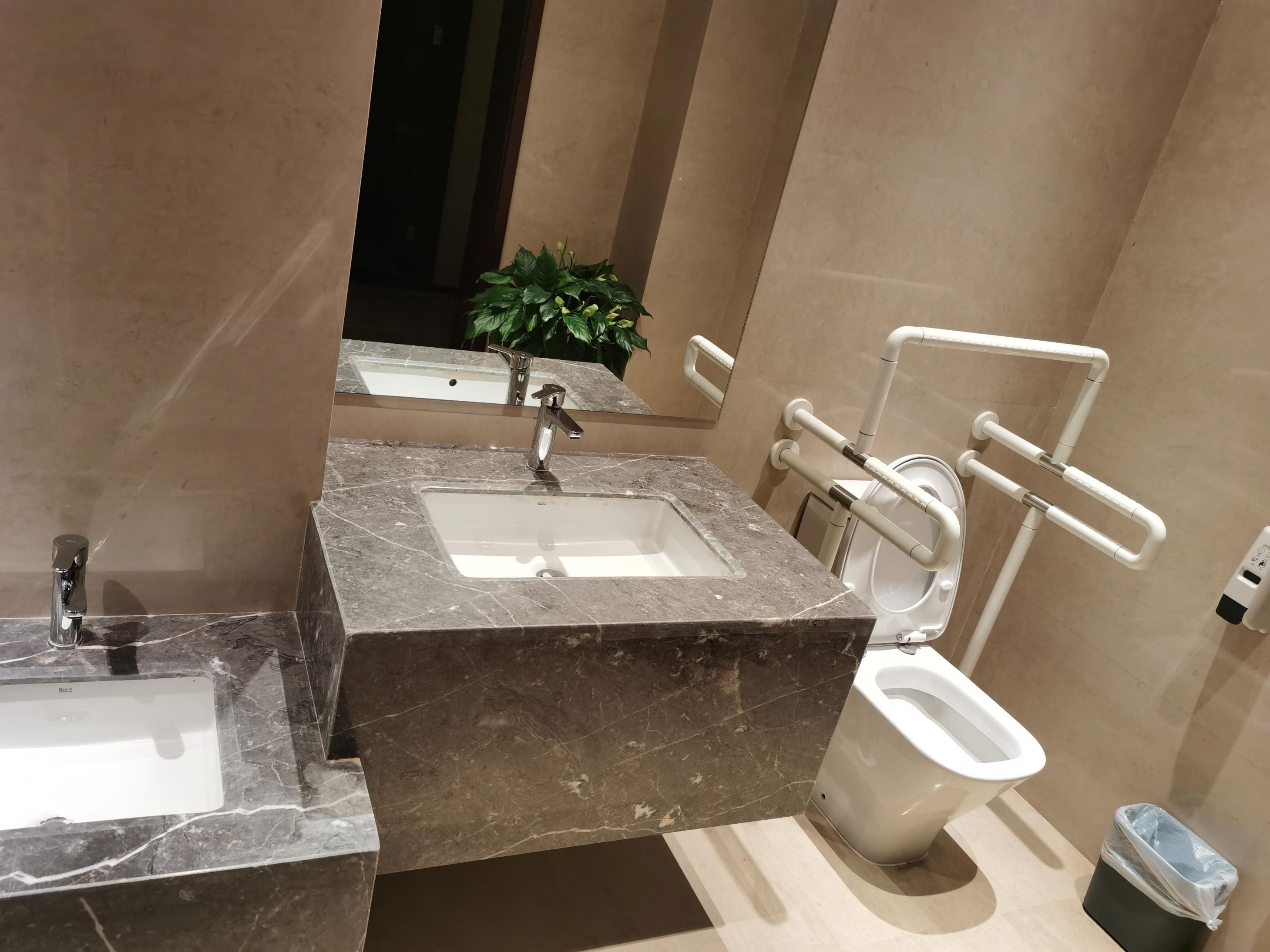 永州美高梅mgm在酒店大堂一楼北京厅出口旁，为儿童单独开辟的“第三卫生间”.png